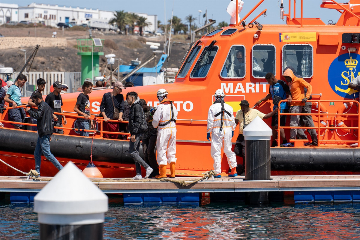 EuropaPress 6220328 varios migrantes llegan bordo embarcacion salvamento nair muelle puerto