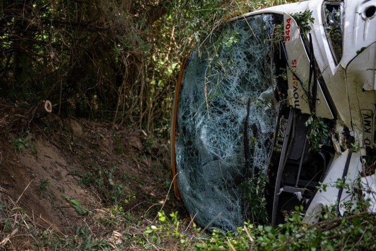 Segons Bombers, la vegetació ha evitat una tragèdia major en la bolcada de l'autocar a Santa Susanna