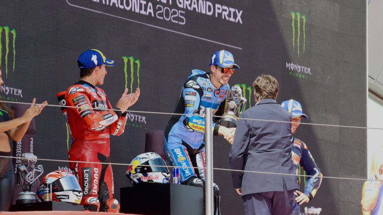 Illa lliura el trofeu de MotoGP a Àlex Márquez en el Circuit de Barcelona-Catalunya