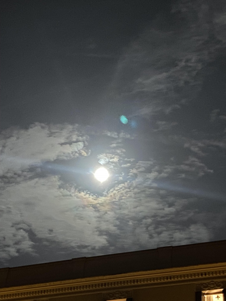 De l'expectació a la decepció: la 'nit de l'eclipsi' acaba amb una onada de memes en les xarxes socials