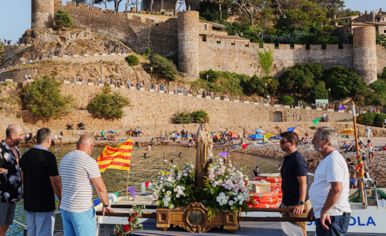 Tossa de Mar es planta davant la massificació: aprovada la moratòria contra la 'invasió' de negocis