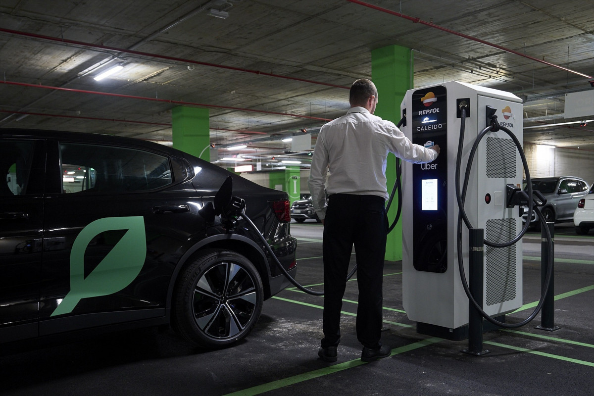 EuropaPress 6350406 conductor auro utilizando punto recarga coches electricos