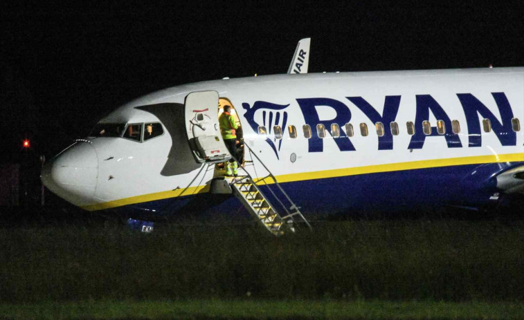 Aterratge d'emergència d'un vol de Ryanair amb destinació Girona: un passatger va intentar obrir la porta amb l'avió a l'aire