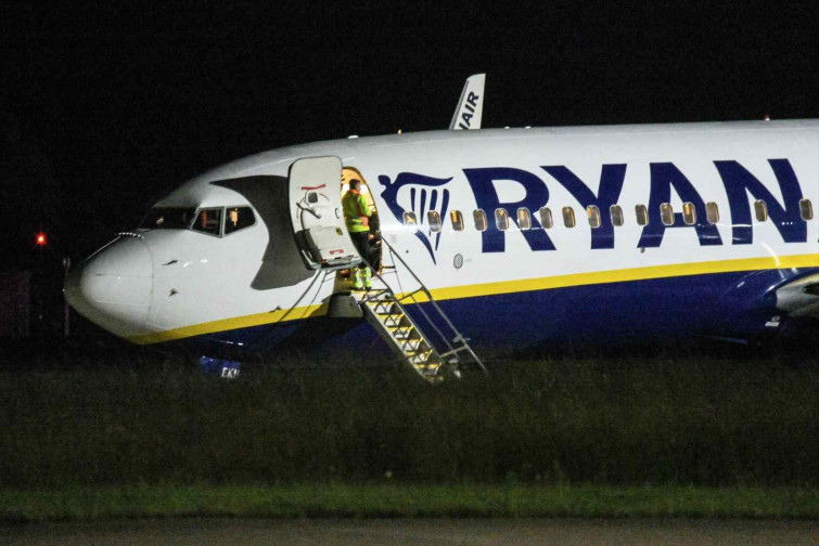 Aterratge d'emergència d'un vol de Ryanair amb destinació Girona: un passatger va intentar obrir la porta amb l'avió a l'aire