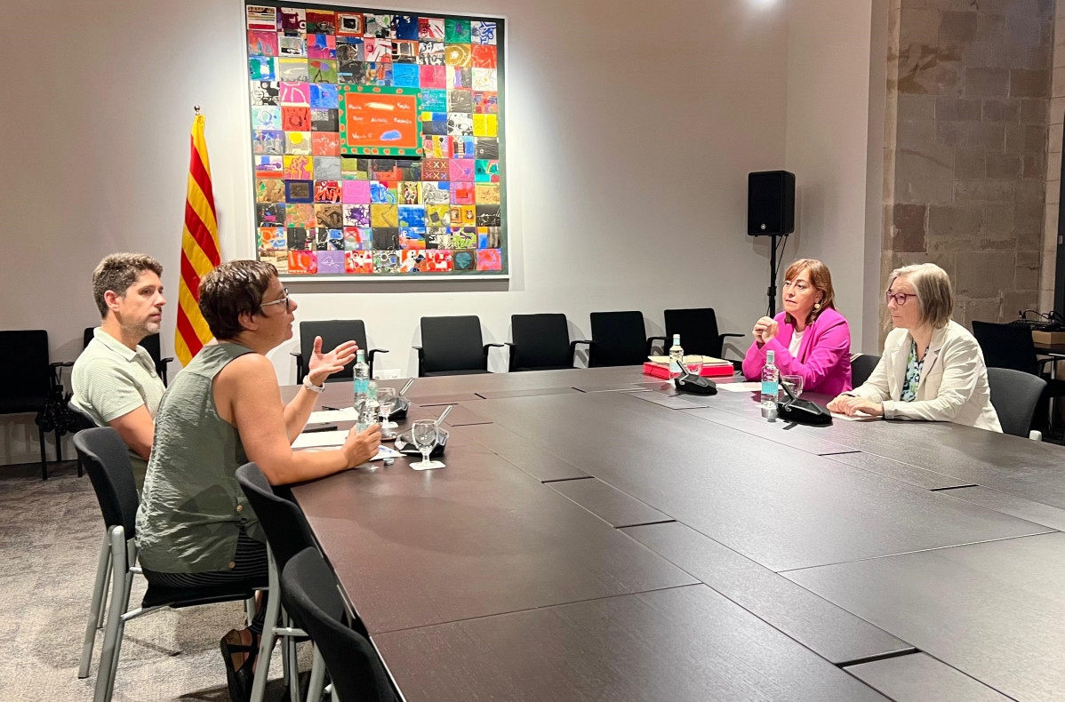 (I-D) El Portavoz De Los Comuns, David Cid, La Diputada Susana Segovia, La Consellera De Territorio, Vivienda Y Transición Ecológica De La Generalitat, Sílvia Paneque, Y La Secretaria De Vivienda,