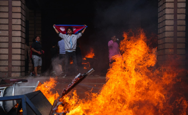 VÍDEO | Nepal en flames: els manifestants maten a la dona de l'exprimer ministre incendiant la seva casa