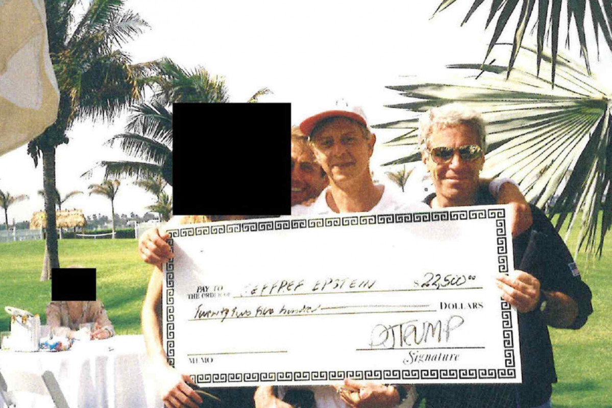 Foto de Epstein sosteniendo un cheque donde presuntamente vendería una mujer a Donald Trump   Comité de Supervisión de los demócratas vía X.