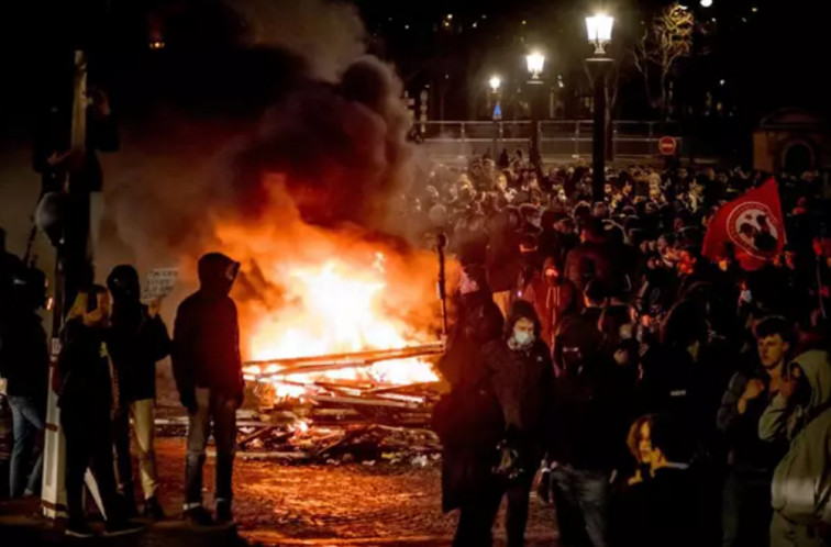 VÍDEO | Detencions massives a França en resposta a les protestes del 
