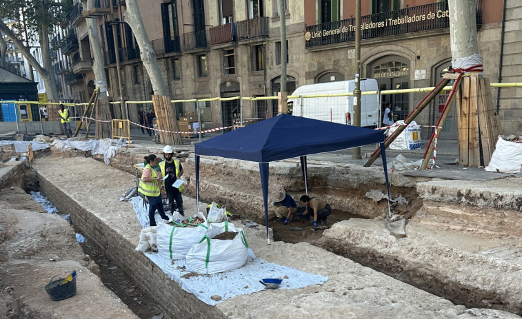 Barcelona descobreix 44 metres d'una muralla medieval del segle XIV en les obres de la Rambla