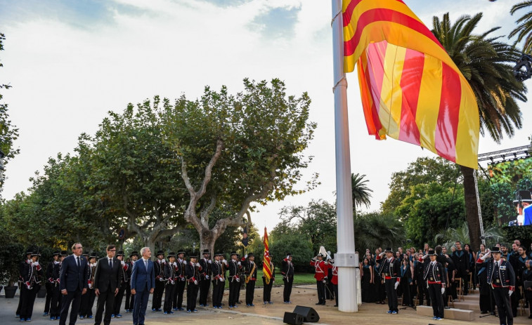 La fotografia que dóna inici a la Diada: Illa, Rull i Collboni assisteixen a la hissada la senyera al Parlament