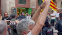 VÍDEO | Aliança Catalana boicoteja a TV3 al Fossar de les Moreres: periodistes escortats per la policia