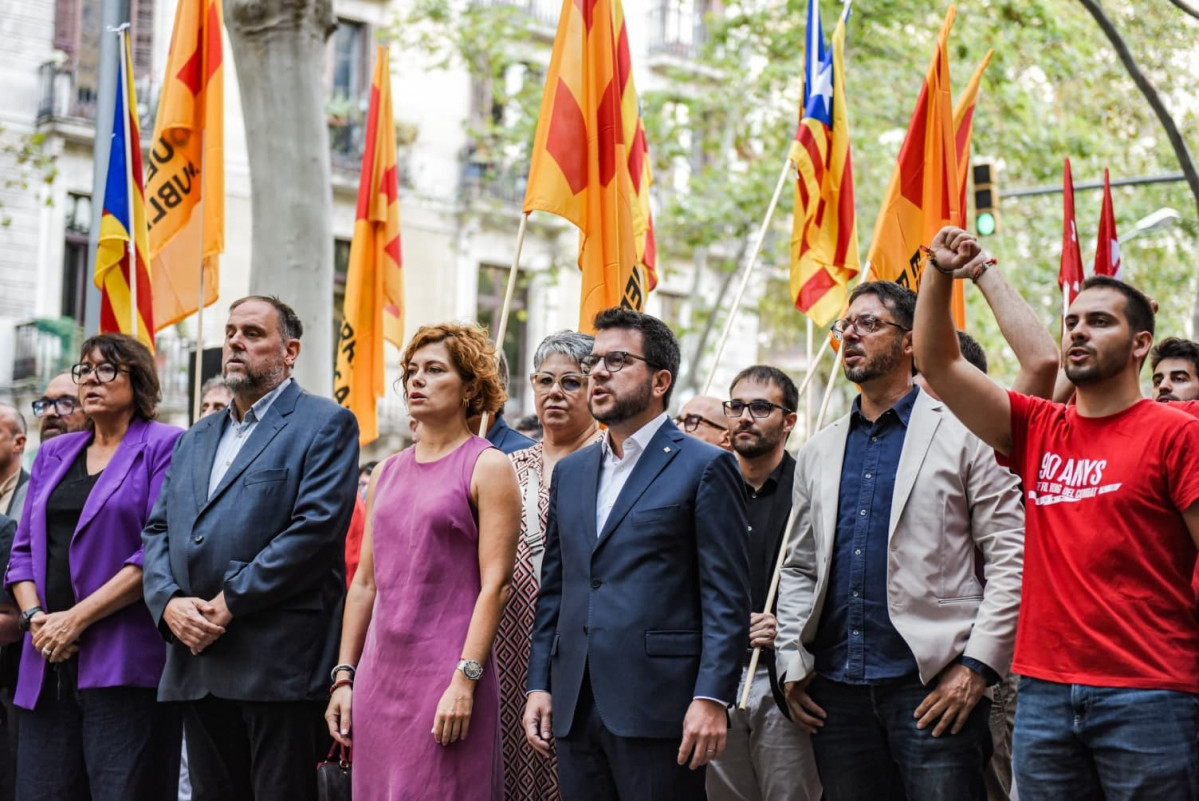 EuropaPress 6945949 presidente erc oriol junqueras encabeza ofrenda floral partido monumento