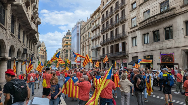 Protesta enfront del TSJC: centenars de manifestants desafien la sentència contra el català