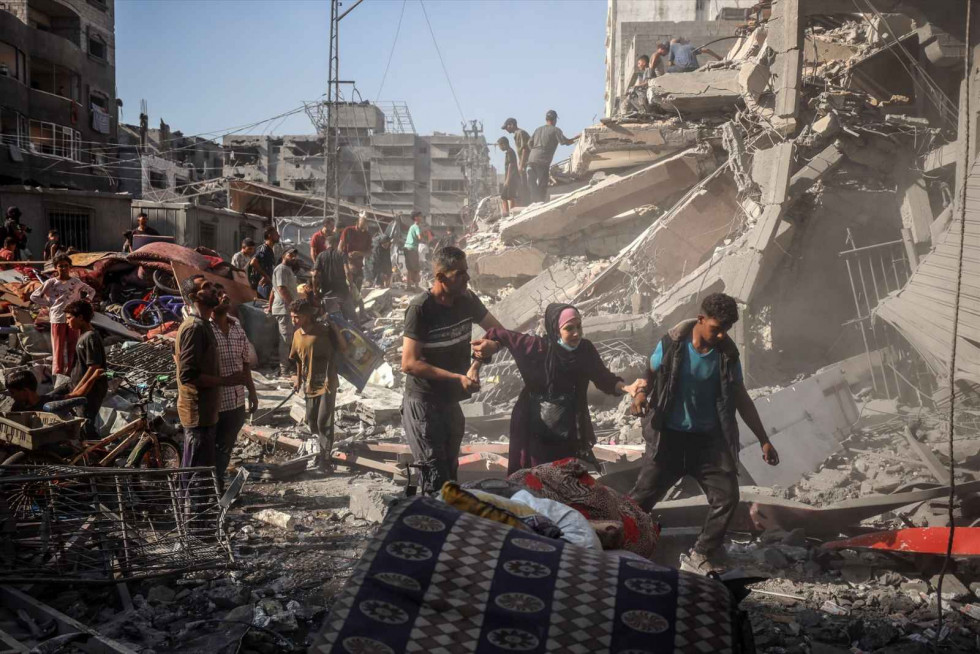 12 de septiembre de 2025, Territorios Palestinos, Gaza Palestinos inspeccionan los daños causados   por un ataque israelí contra el campamento de Al Shati en la ciudad de Gaza. Foto Abed Rahim Kha