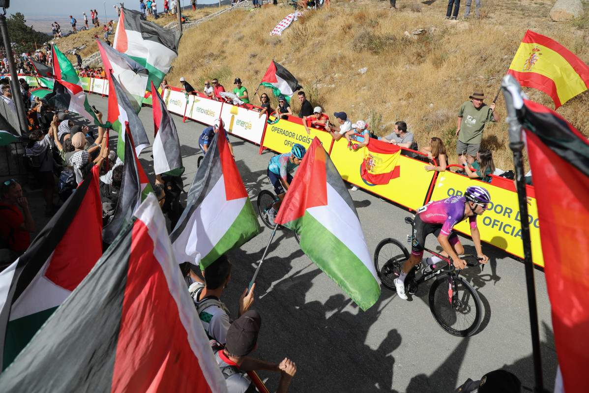 EuropaPress 6951228 varios ciclistas pasan zona protestas propalestinas 20 etapa vuelta