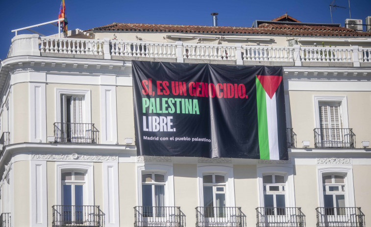 - Vídeo: Más Madrid col·loca una pancarta en Sol en plena ona de solidaritat amb Palestina