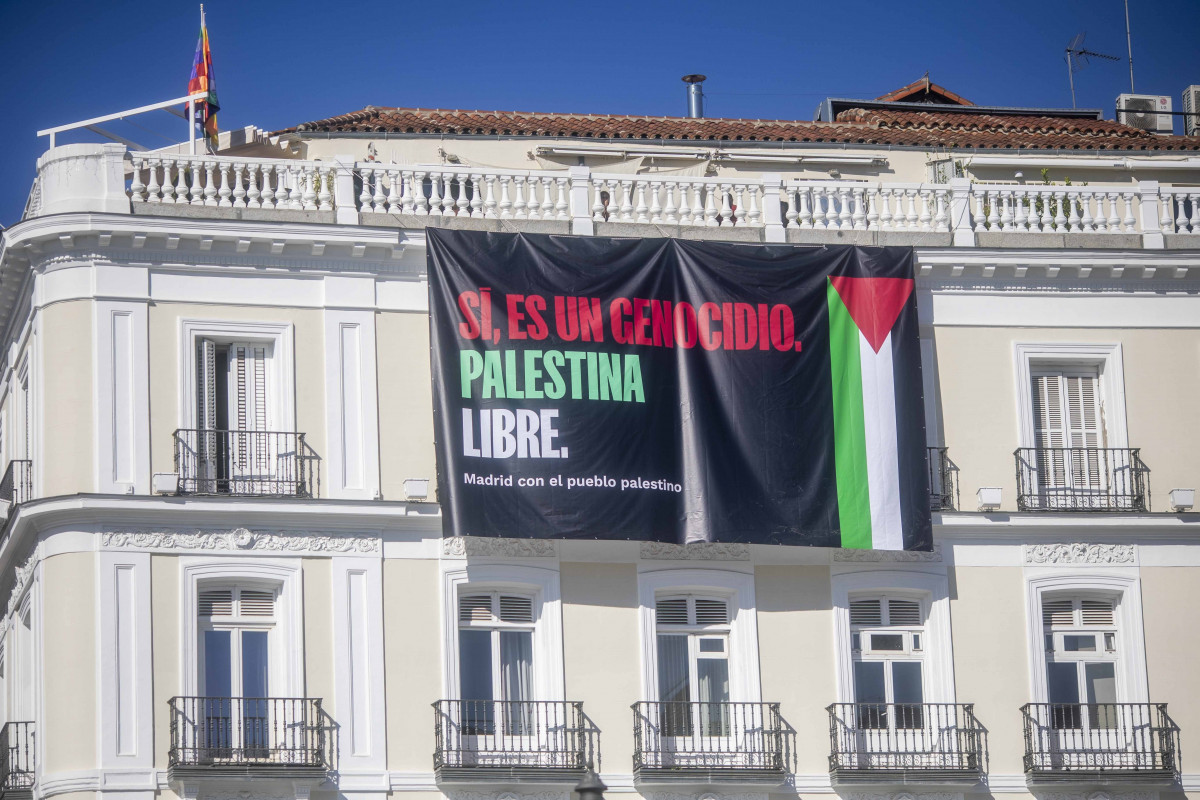 EuropaPress 6953159 mas madrid despliega lona sol apoyo gaza si genocidio palestina libre
