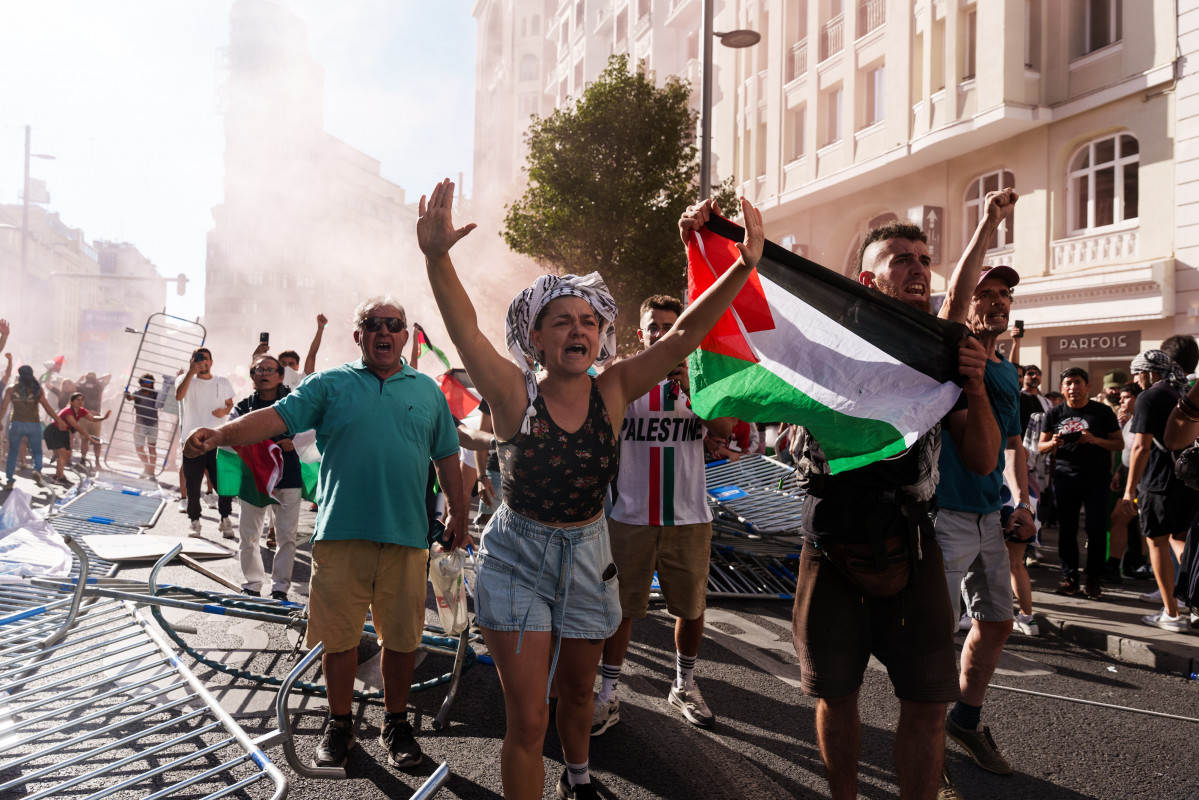 EuropaPress 6953279 varias personas banderas palestina irrumpen gran via antes pasar etapa 21
