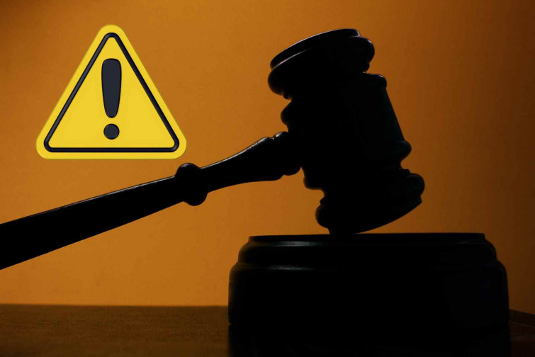 Una dona posa al seu bebè nounat dins d'una bossa de plàstic i el llança per la finestra