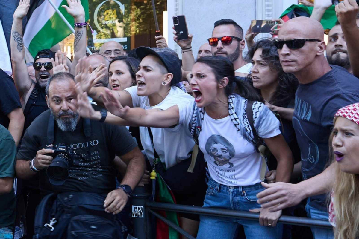 El pasado domingo, la última etapa de la Vuelta a España en Madrid se vio envuelta en disturbios que acabaron con 22 policías heridos y dos detenciones. Entre la multitud y los incidentes, Irene M