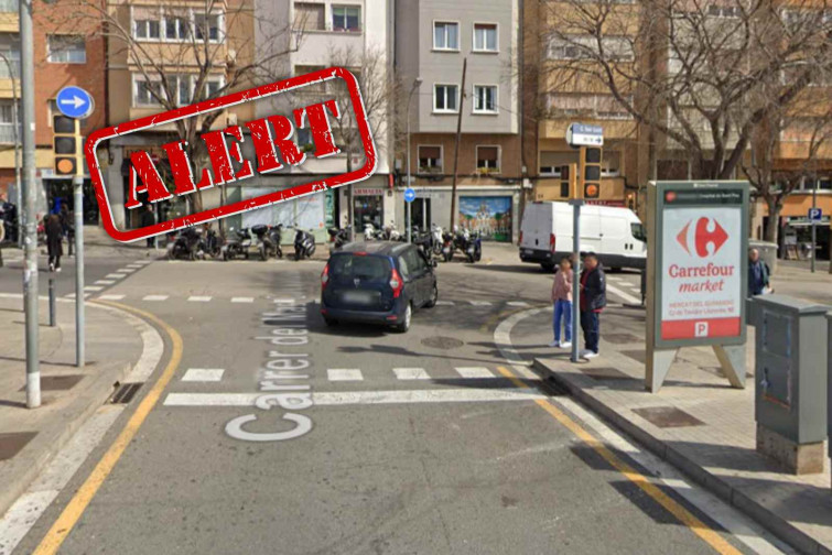 Un conductor encasta el seu cotxe contra la boca del metro a Barcelona després de confondre-la amb un pàrquing