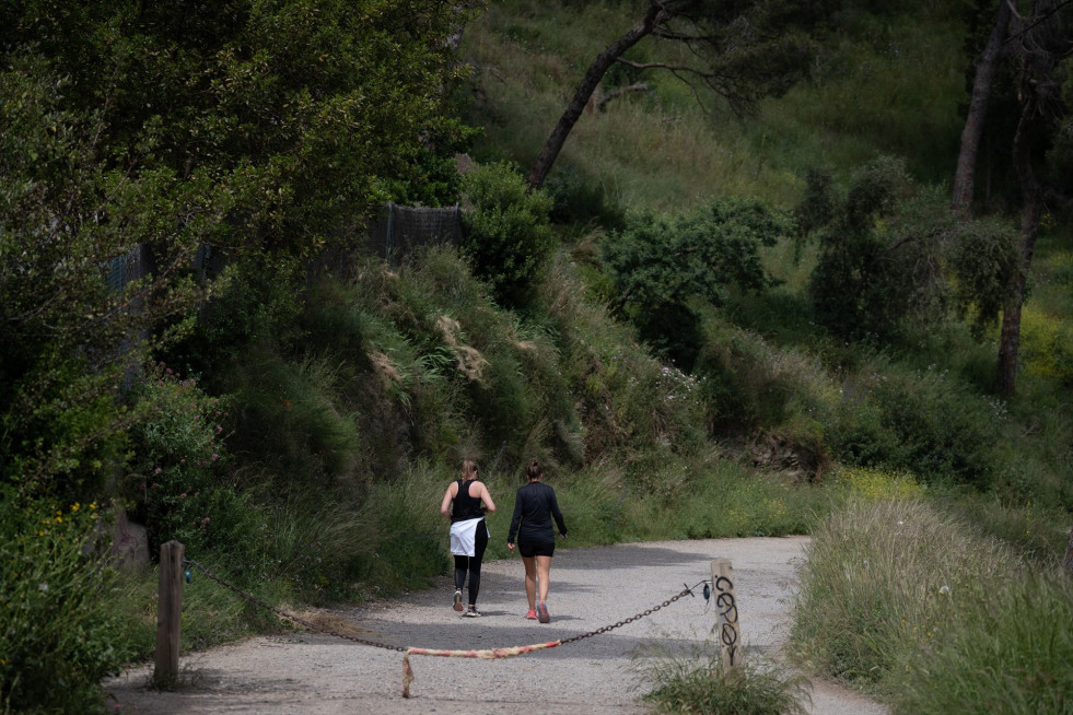 EuropaPress 6719836 dos personas pasean parc natural serra collserola 14 mayo 2025 barcelona