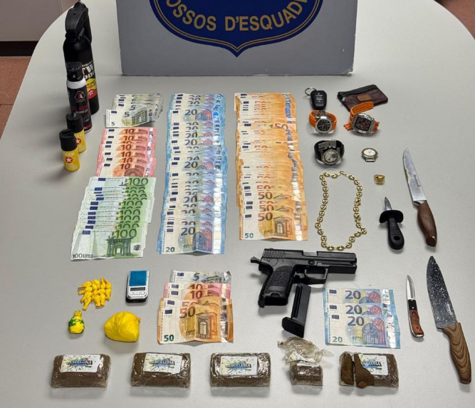 La perruqueria de la màfia: els Mossos detenen a tres homes amb un arsenal de droga i armes