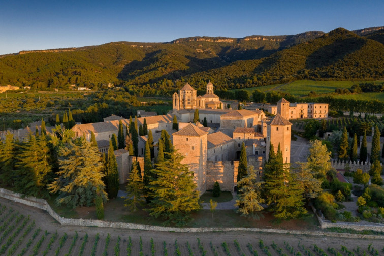 Entre boscos i muntanyes de Tarragona s'amaga un dels monestirs més grans d'Europa