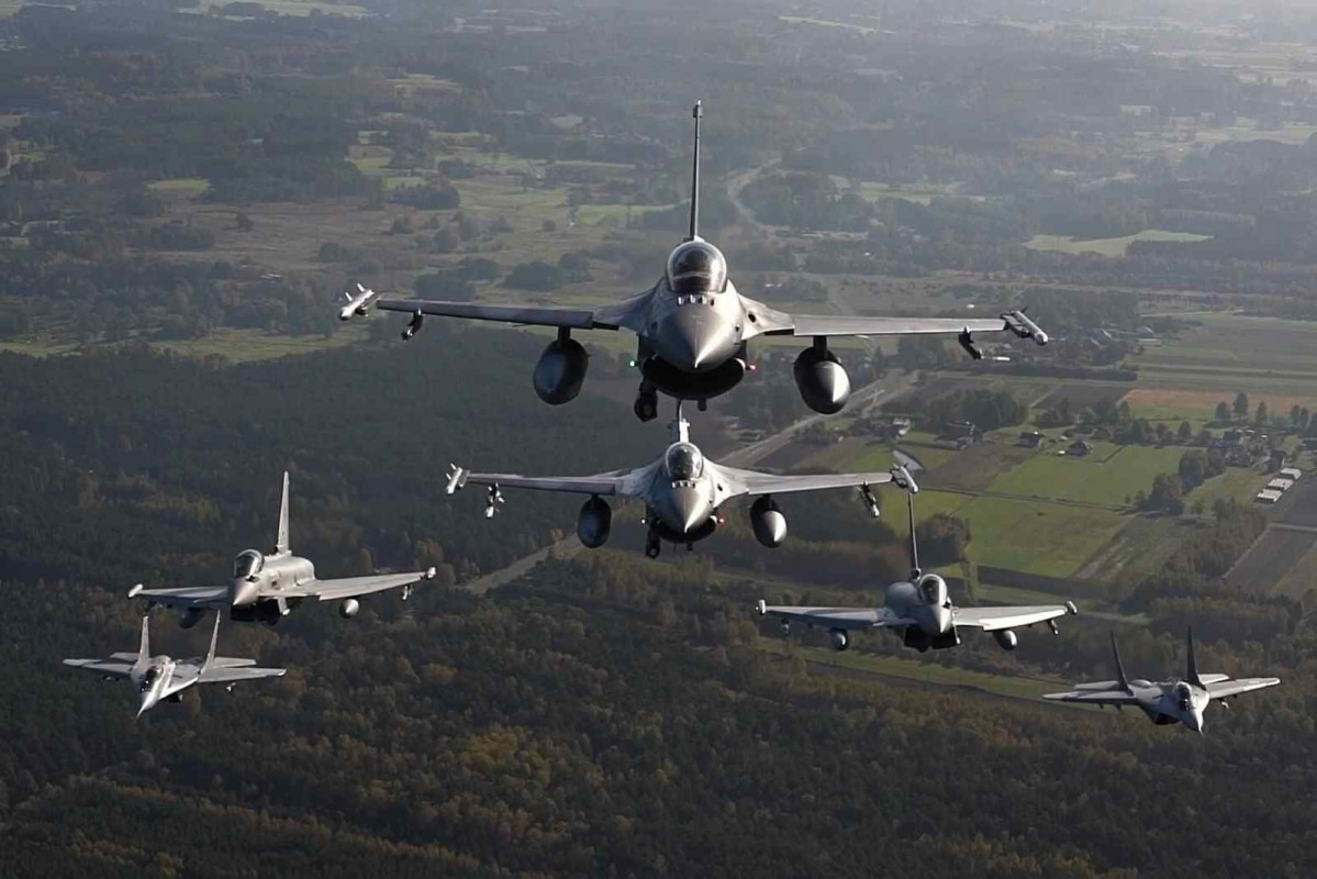 Aviones de combate de Italia, Polonia y Estados Unidos surcaron el flanco este de la OTAN