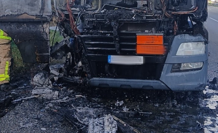 Tallada l'AP-7 a Bàscara per l'incendi d'un camió amb hidrocarburs