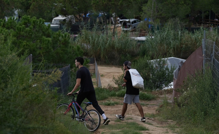 Mataró dóna per finalitzat el desallotjament del campament després d'un operatiu amb 300 persones