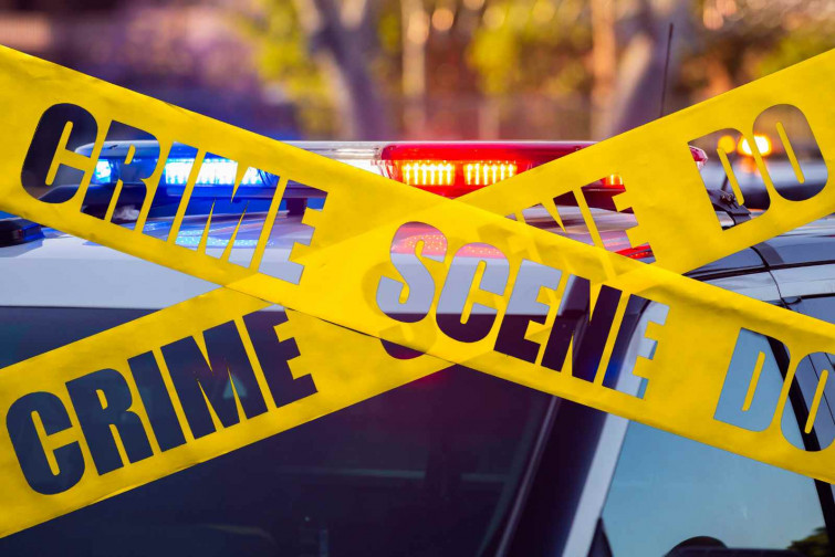 Detingut per tancar a la seva fillastra durant més de 20 anys mentre la violava i la venia a altres homes