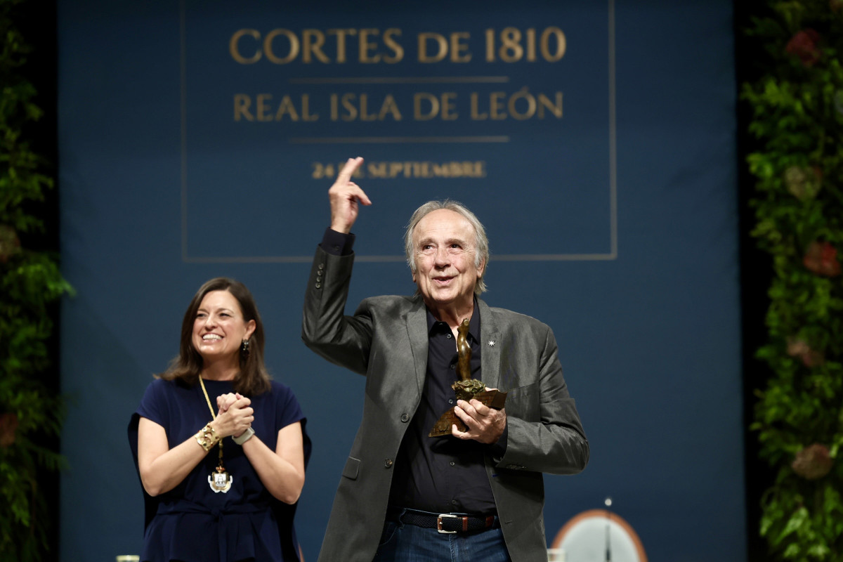 El cantautor y compositor Joan Manuel Serrat  durante la entrega del galardón del XIV Premio Cortes de la Real Isla de León.