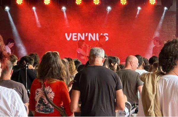 L'Antiga Fàbrica Estrella Damm es rendeix al BAM: dos dies de música emergent i segell català