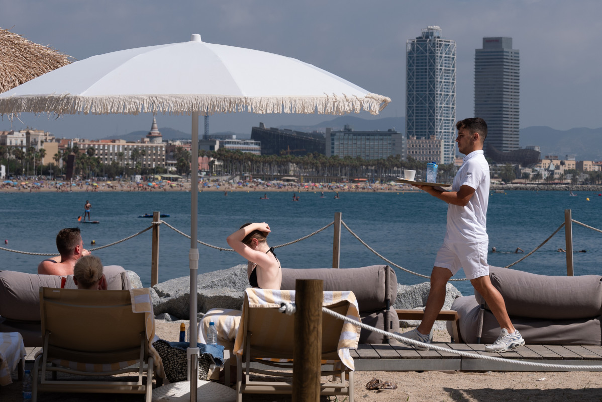 EuropaPress 6137028 turistas inmediaciones hotel agosto 2024 barcelona cataluna espana cataluna