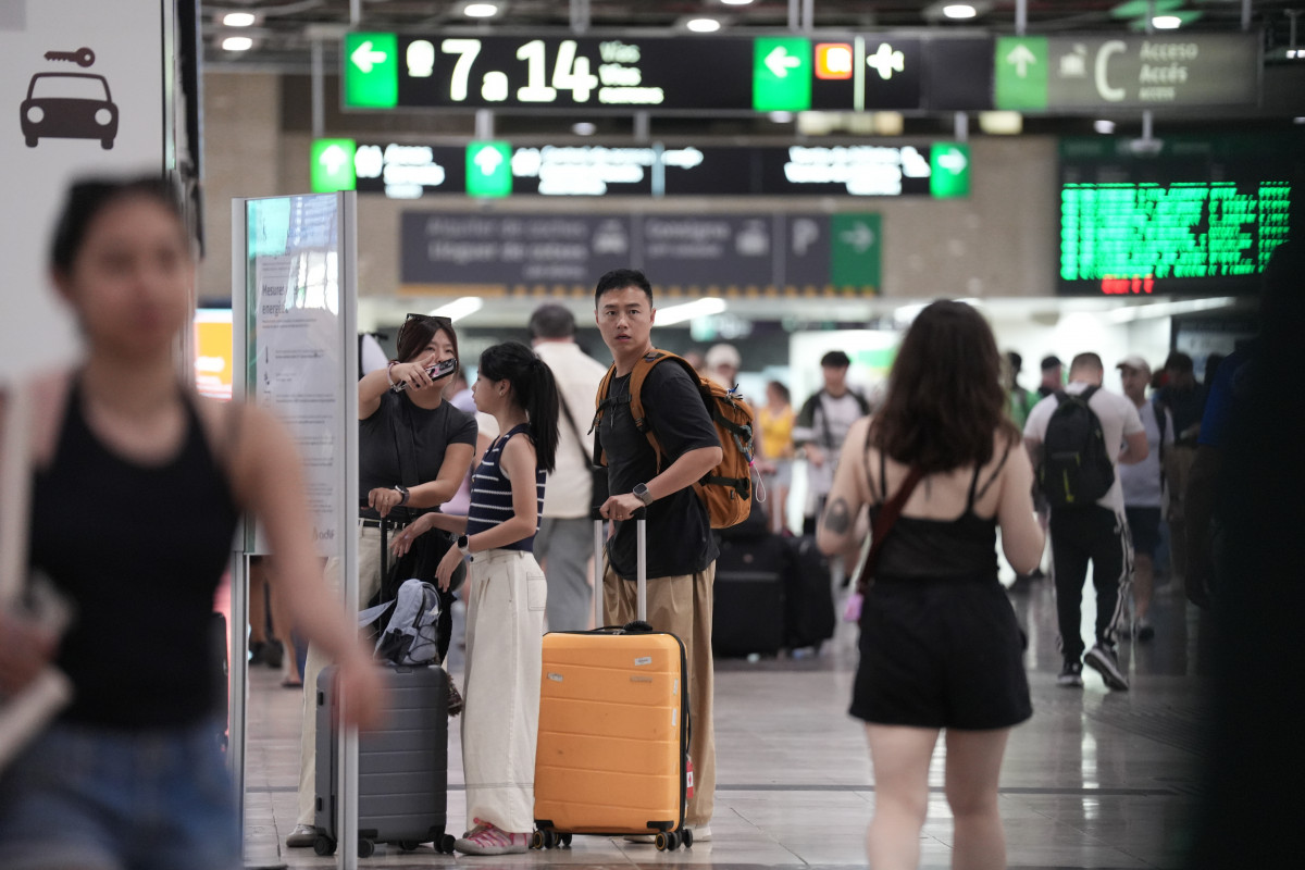 EuropaPress 6895990 varias personas maletas estacion sants agosto 2025 barcelona catalunya