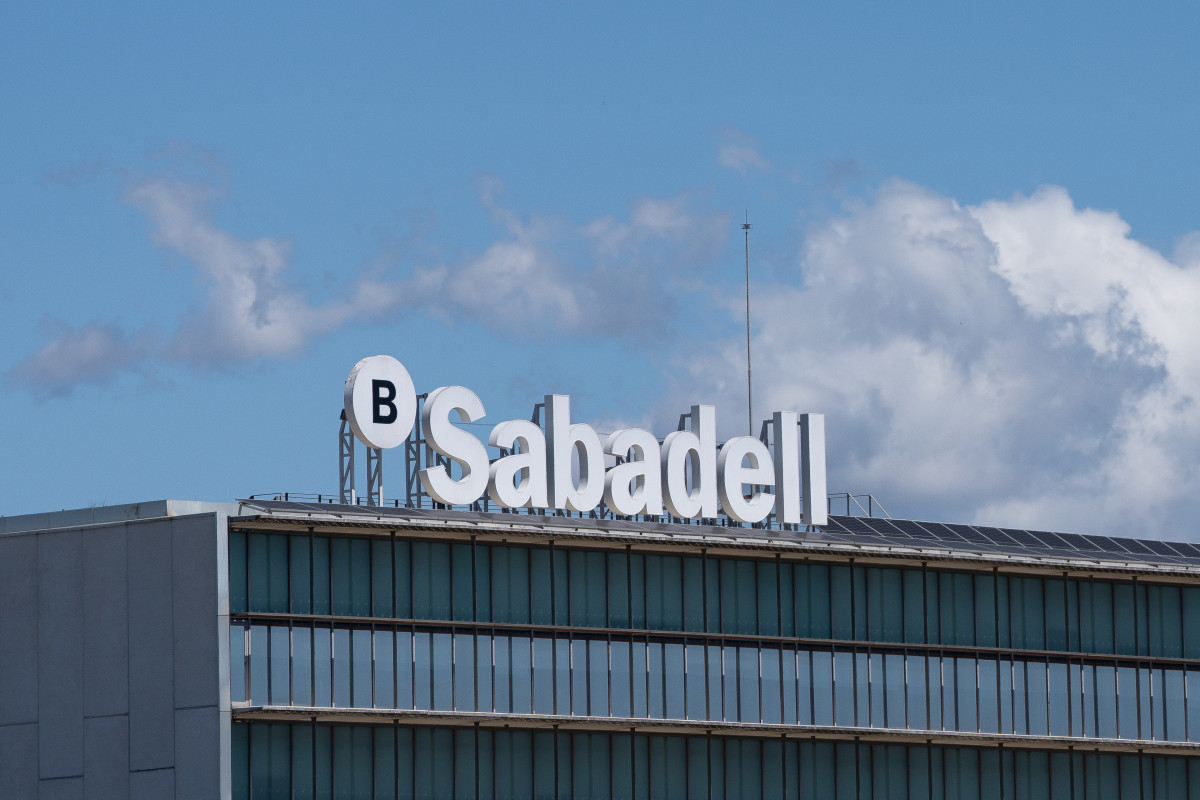 Archivo - Exterior de la sede de Banco Sabadell, a 17 de abril de 2025, en Barcelona, Catalunya (España).