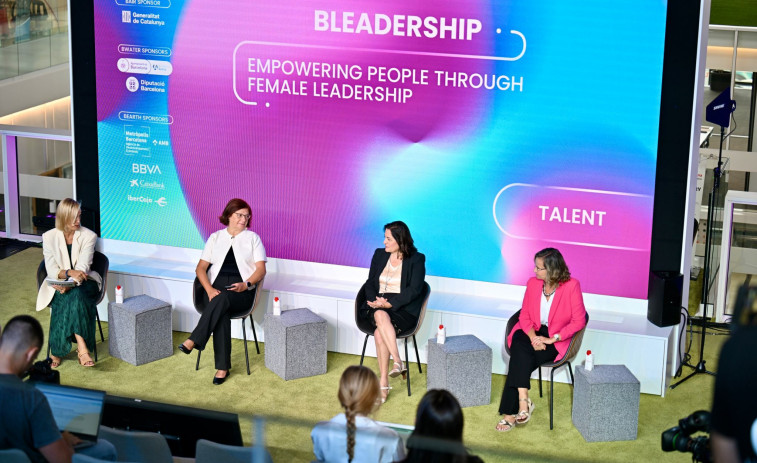 Trencar el sostre i les etiquetes: l'apoderament femení a casa, la tecnologia i els despatxos