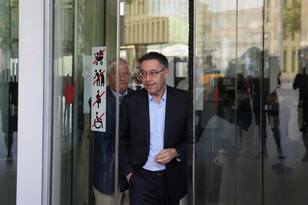 El expresidente del FC Barcelona Josep Maria Bartomeu sale de declarar como investigado ante la instructora del 'caso Negreira', a 18 de septiembre de 2025, en Barcelona, Cataluña (España)