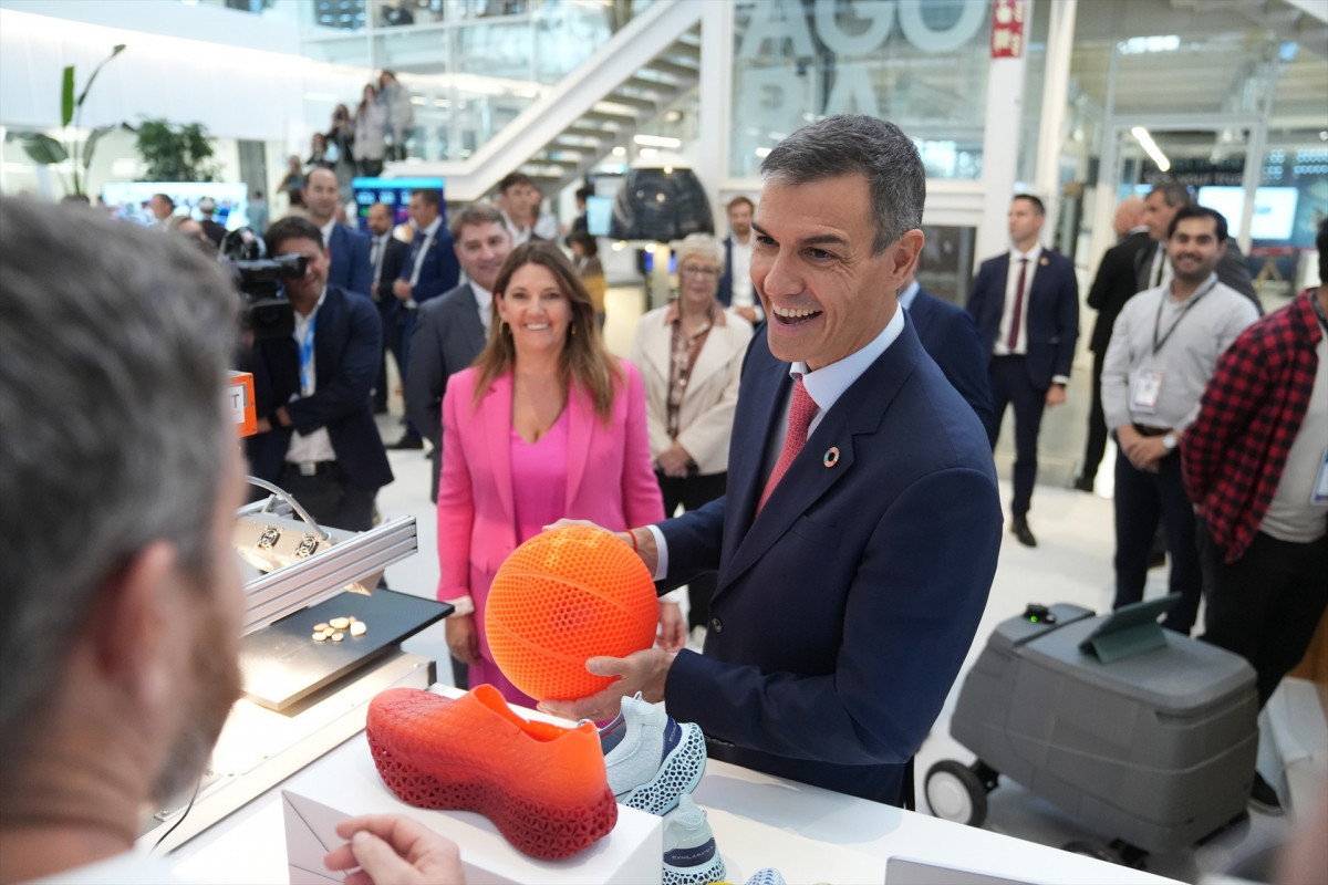 EuropaPress 6990806 presidente gobierno pedro sanchez visita dfactory zona franca 29 septiembre
