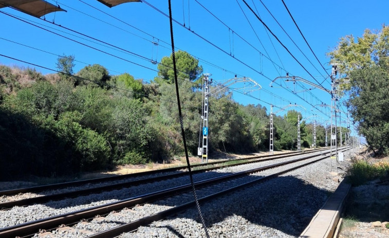 Els trens de la R8 pateixen retards per un acte vandàlic que ha danyat la catenària a Rubí