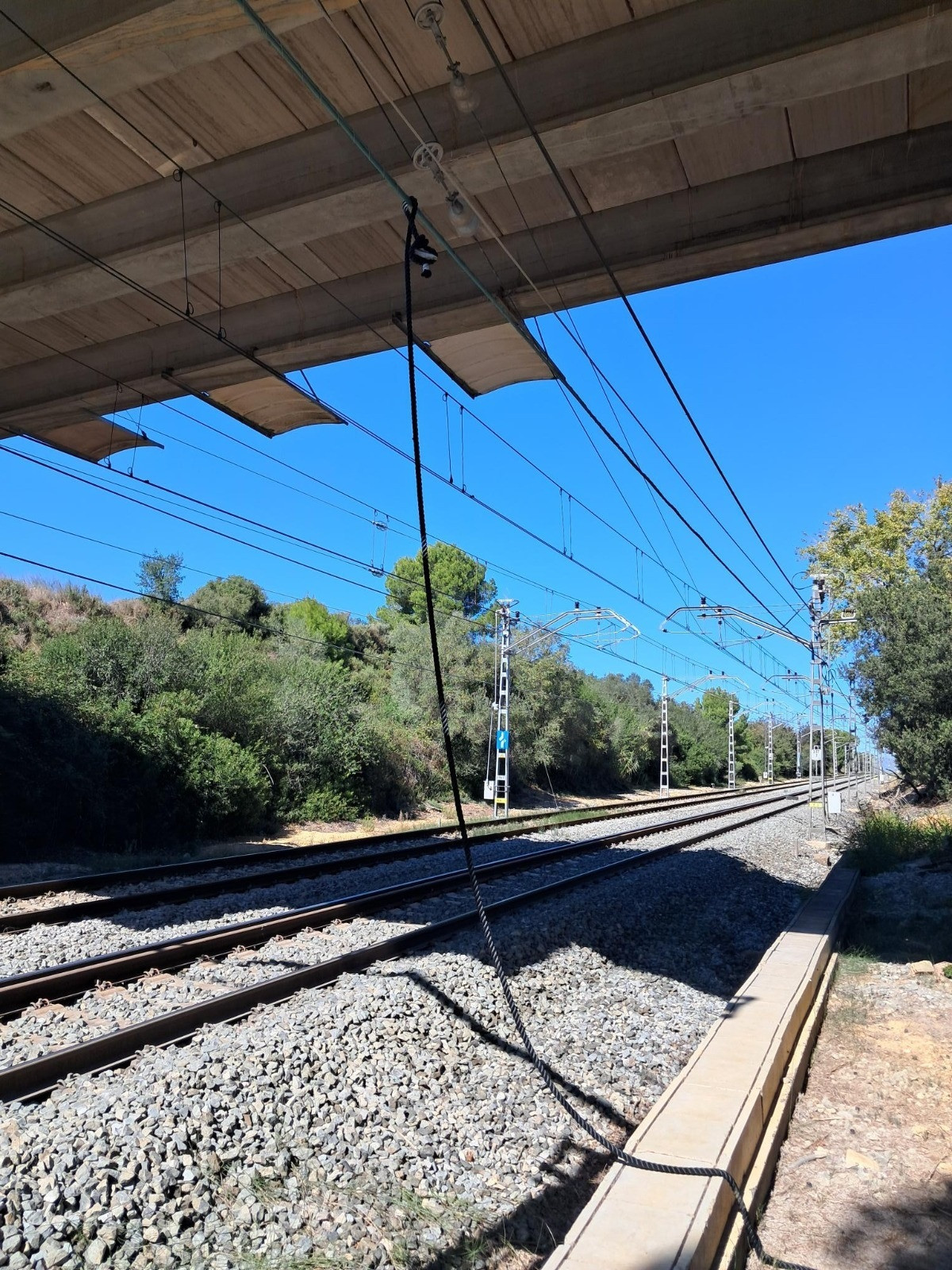 EuropaPress 6995854 cuerda colgada puente acto vandalico causado retrasos trenes