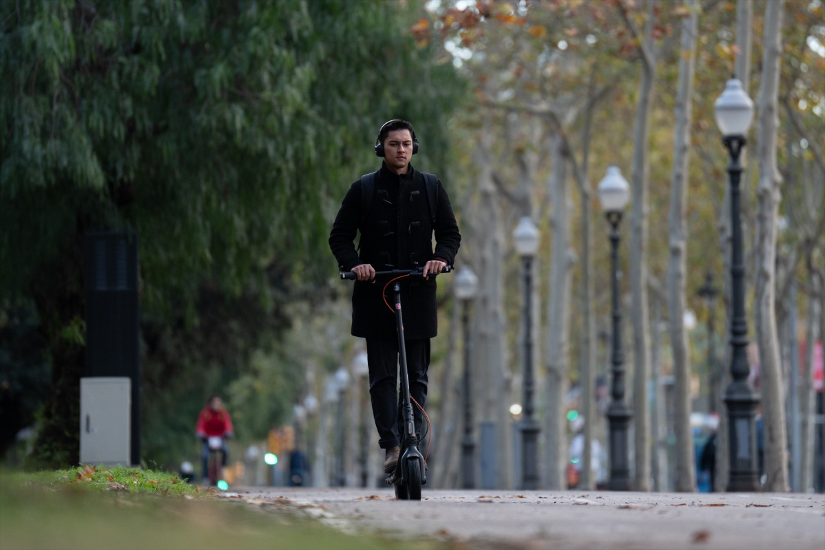 EuropaPress 6406493 hombre monta patinete electrico 13 diciembre 2024 barcelona catalunya