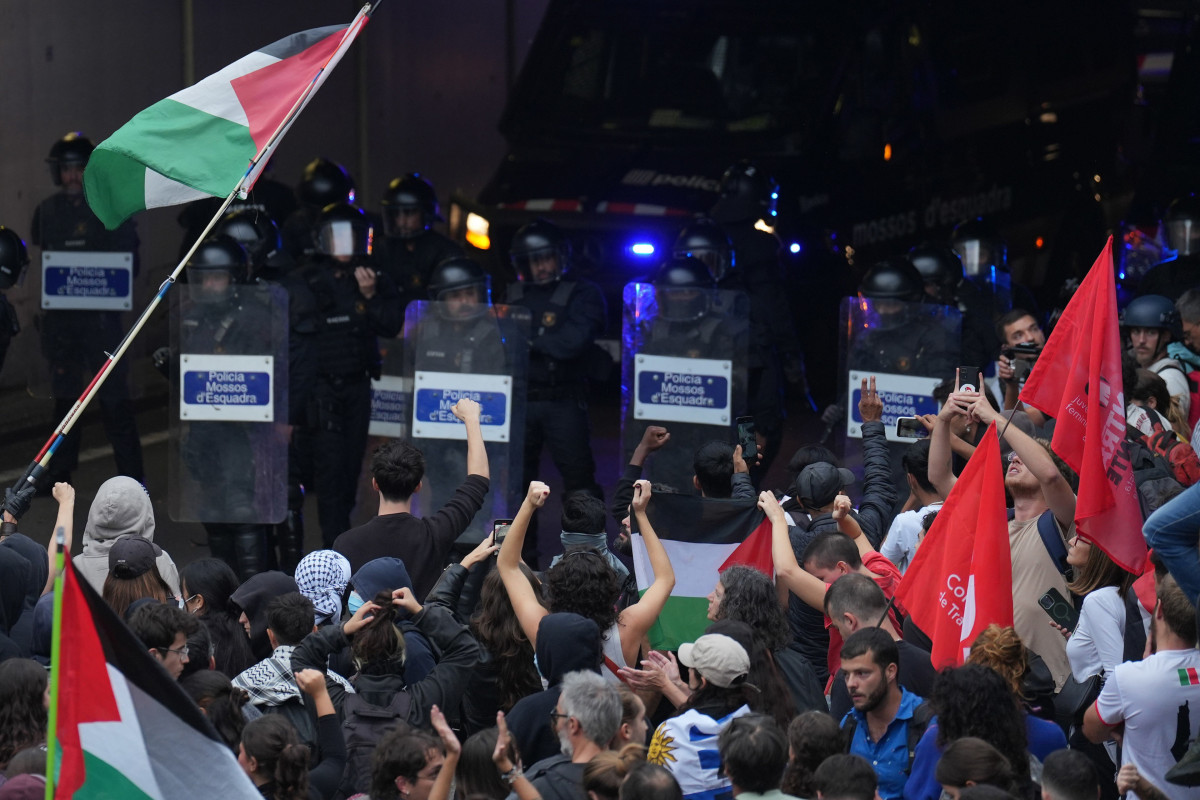 Un grupo de personas durante una concentración en apoyo a la Global Sumud Flotilla, en la Plaza de la Carbonera, a 2 de octubre de 2025, en Barcelona, Catalunya (España)
