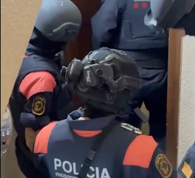 Detingut un exgestor immobiliari de pisos ocupats amb documentació falsa