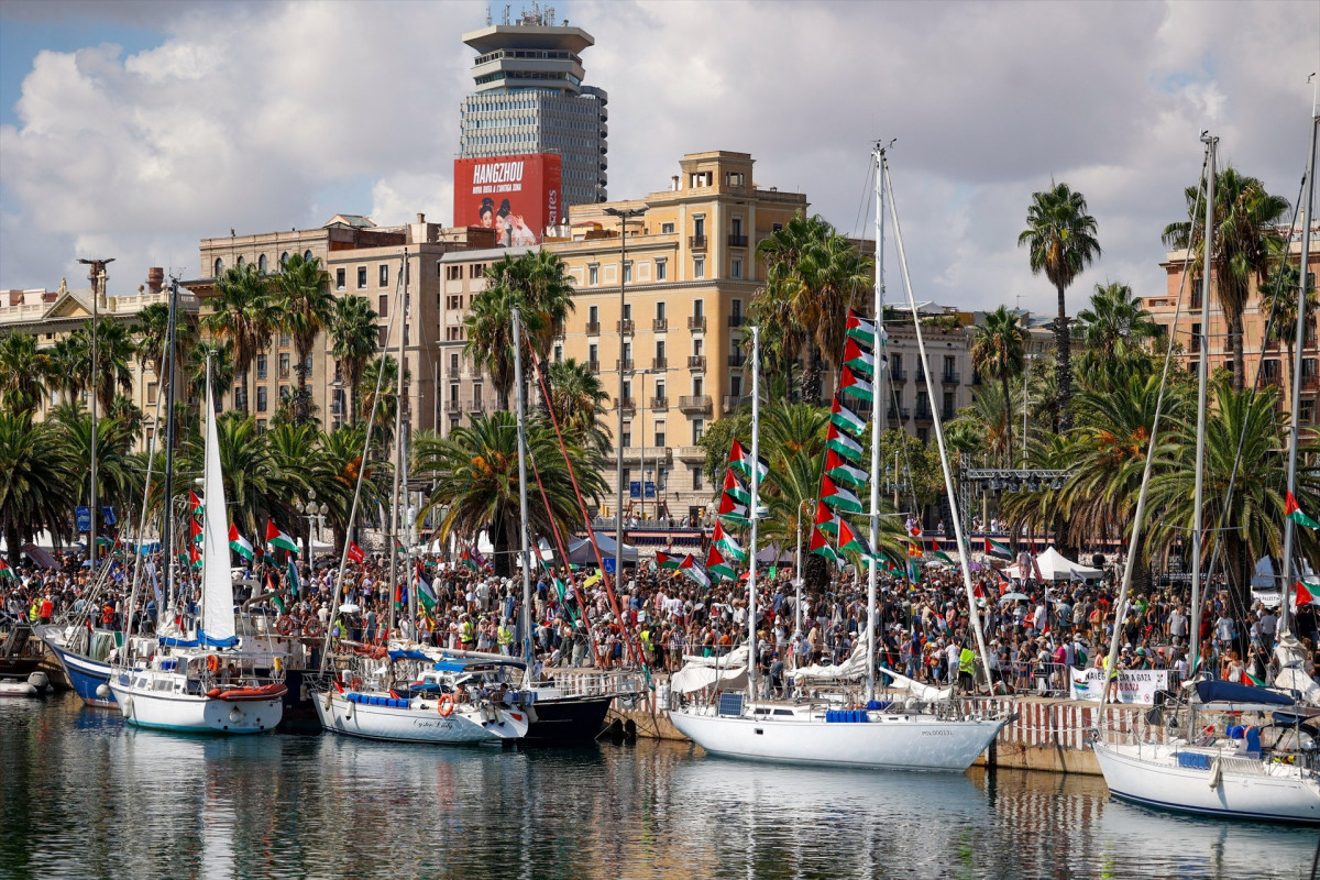 EuropaPress 6925751 decenas personas concentran antes despedida global sunat flotilla puerto