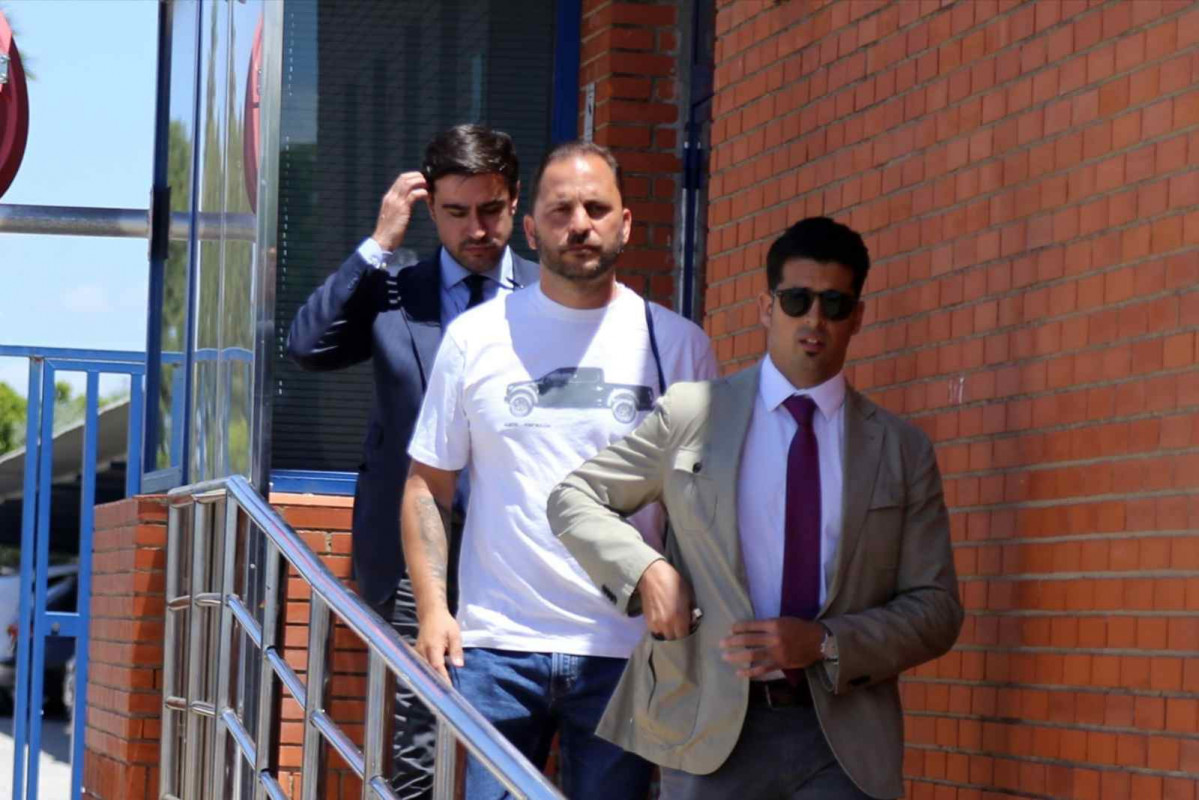 Antonio Tejado sale de prisión junto a su abogado, Fernando Velo, a 20 de mayo de 2024, en Sevilla (España).