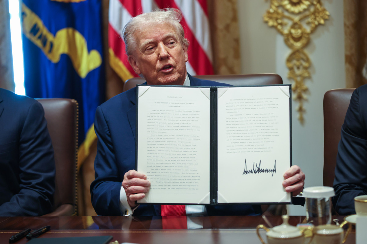 Washington (USA), 09/10/2025.- US President Donald Trump holds a document during a cabinet meeting at the White House, in Washington, DC, USA, 09 October 2025. US President Donald Trump announced that