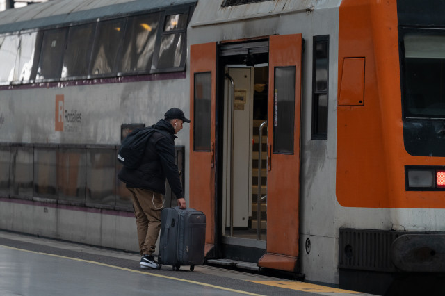 EuropaPress 6534796 persona estacion francia donde opera rodalies 21 febrero 2025 barcelona1 2