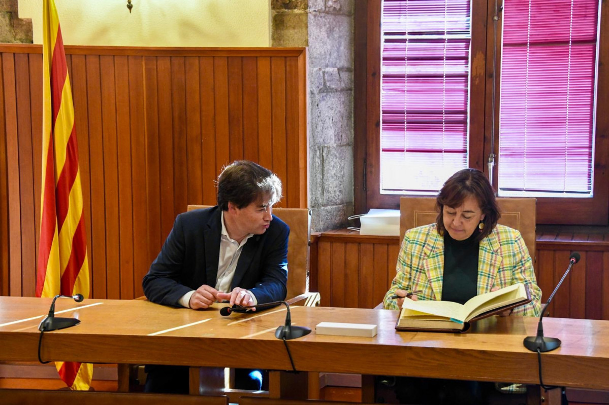 La consellera de Territorio, Vivienda y Transición Ecológica, Sílvia Paneque, junto con el alcalde de camprodon, Xavier Guitart.